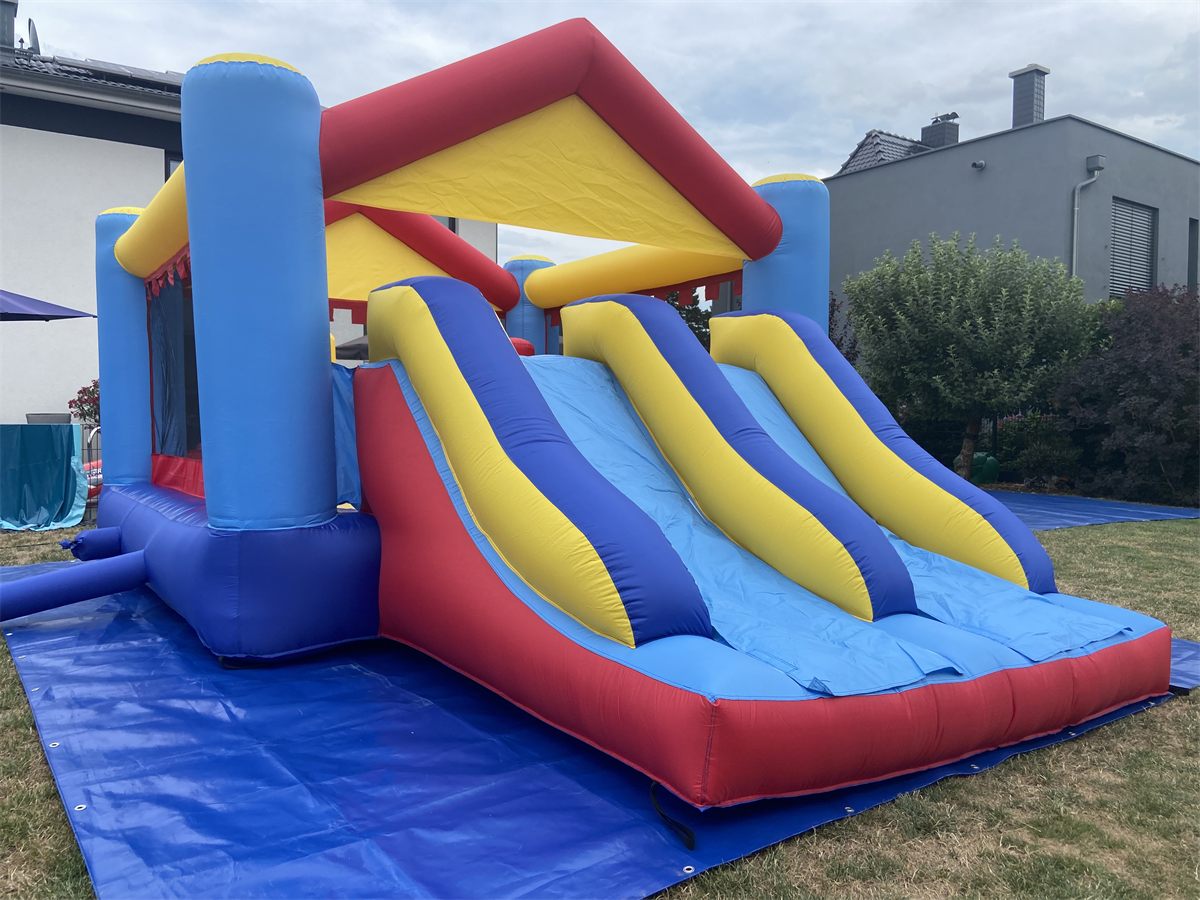 Happy Bounce – überdachte Hüpfburg mit Doppelrutsche für die Einschulungsfeier