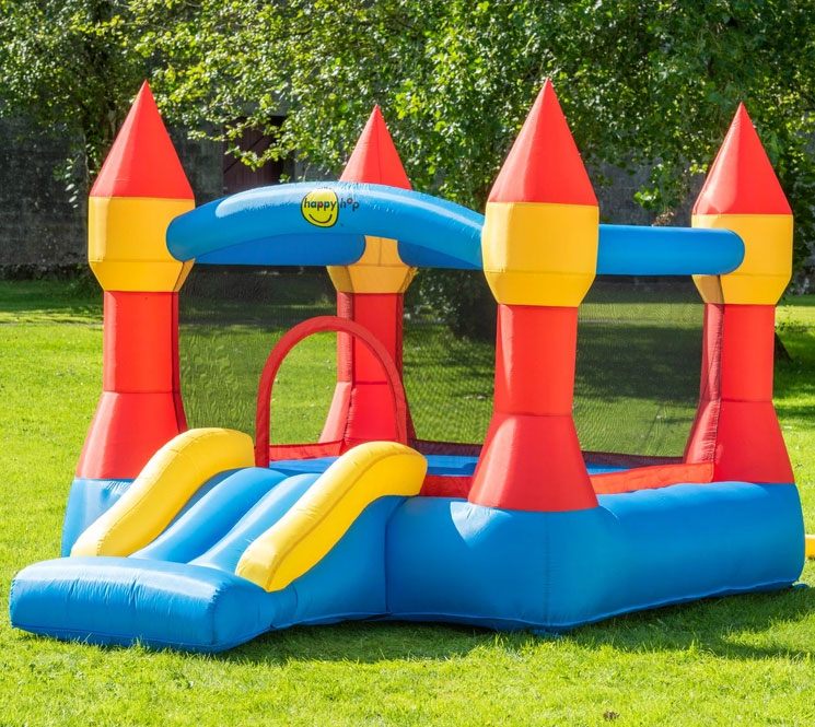 Super Castle XL – bunte Hüpfburg für die Schulanfangsfeier im Garten